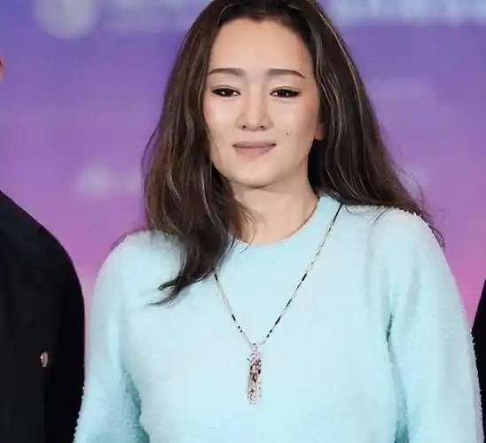 58岁巩俐近照吓坏网友, 胖到快200斤了,"千面巩皇变成老奶奶"了_爱情_