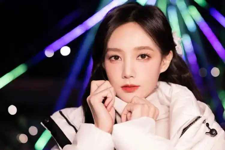 出生普通工人家庭,却成为了大明星,比演技出圈的是李一桐的语录