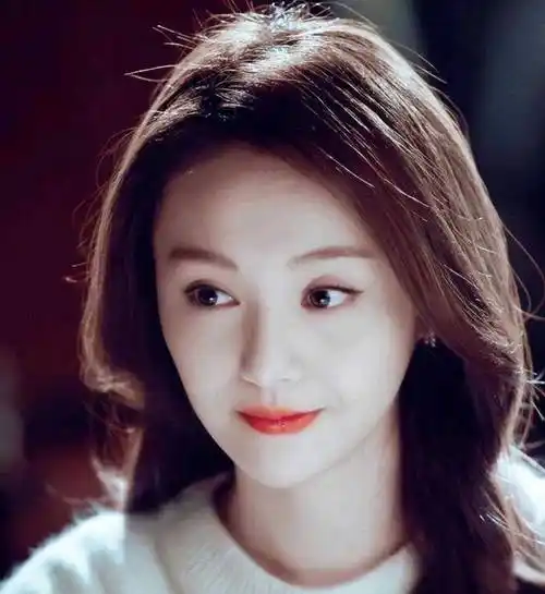 33岁郑爽最新近照曝光!医美失败脸全垮了,暴瘦似纸片人显憔悴