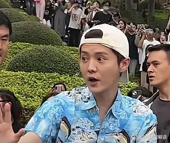 路人镜头下的鹿晗生图!眼袋法令纹明显,网友险错认成冯绍峰