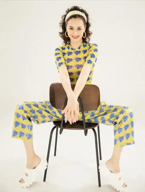 婚姻的两种猜想戏骨李颖模特转型为演员55岁气质优雅迷人