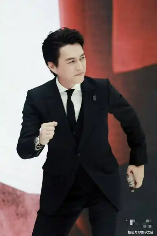 不拍戏就"消失",47岁的靳东,已经走上了男演员的另一条大道