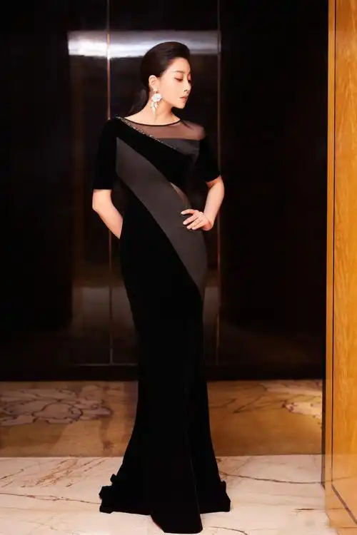 黑色的"人鱼裙"完美呈现出曼妙的身姿,配上"大背头"走了一把冷艳风