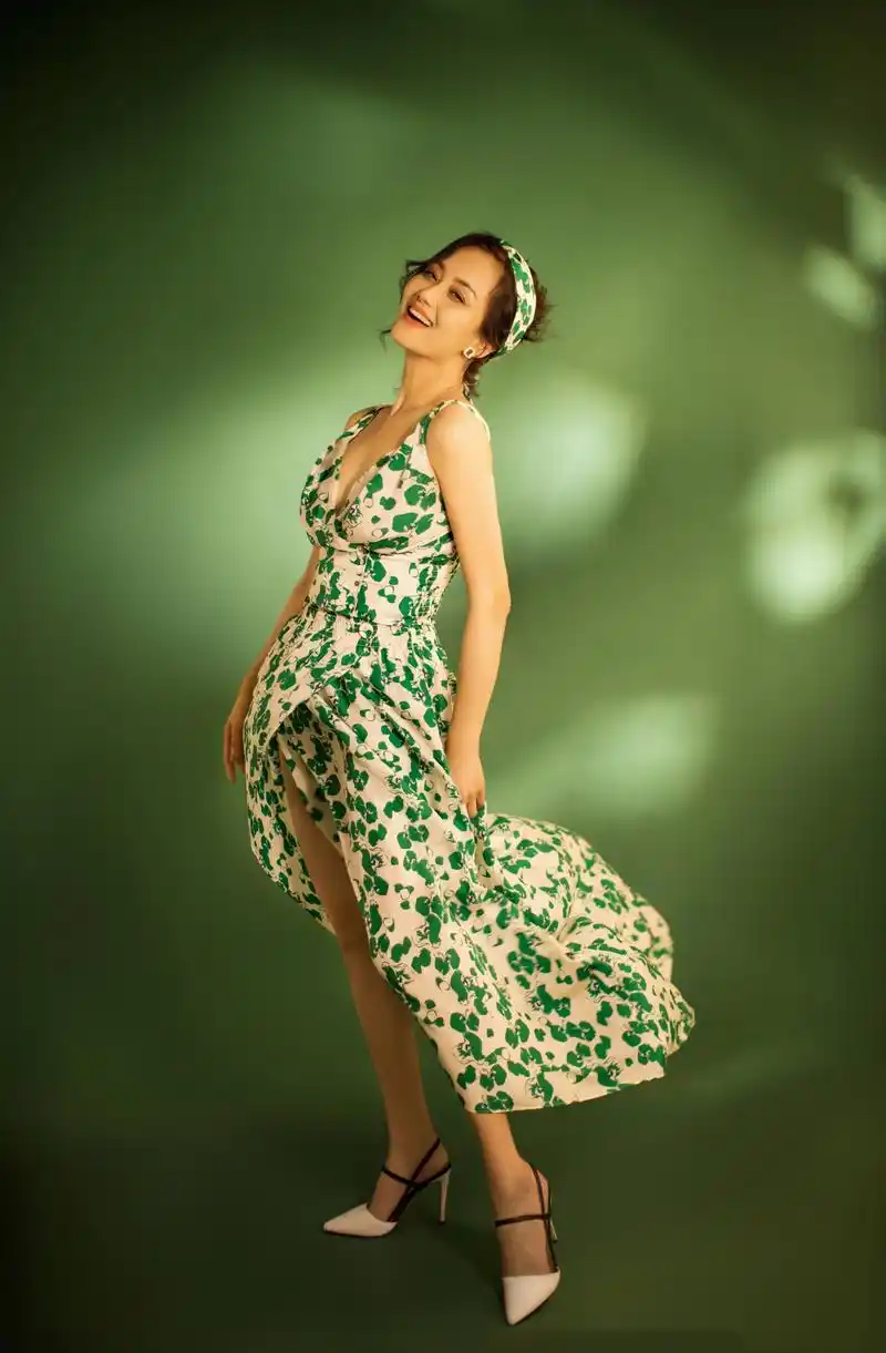 李颖:富婆专业户,56岁不老女神