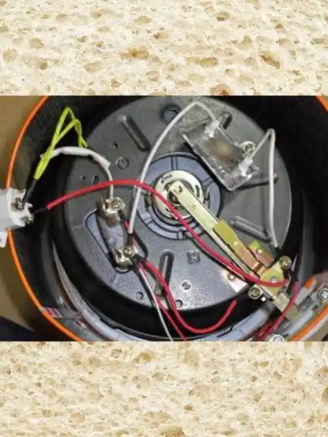 电饭锅内部接线方法步骤: 1,电源保险接发热盘一端,电源入线接开关一