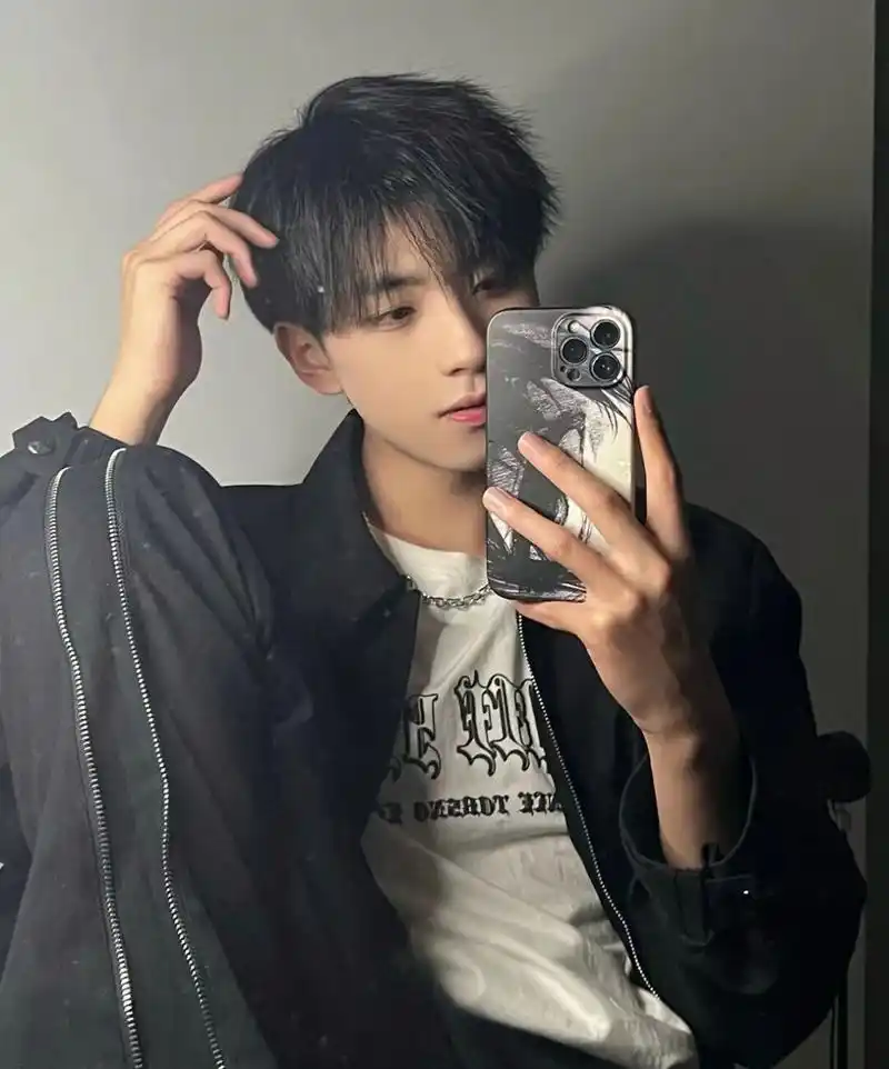 男生发型文艺分头 一款夏季简单易打理的四六分发型!