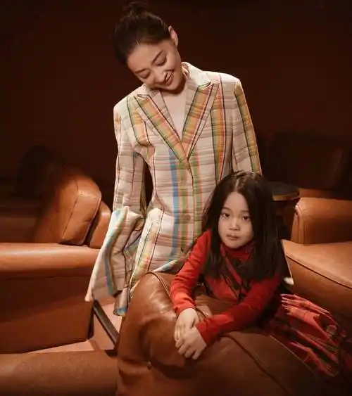 梅婷携儿女拍摄大片,儿子淘气可爱,女儿甜美俏丽,和妈妈一样美_孩子