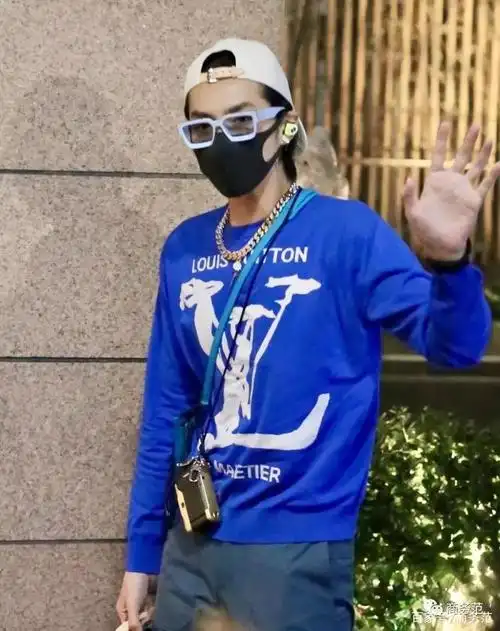 男明星看秀有多拼?胡兵换12套衣服,吴亦凡做美甲