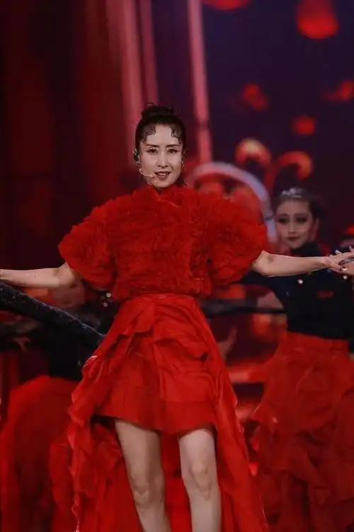 刘敏涛造型真不行老态长相穿蓬蓬裙怎么看都有点突兀