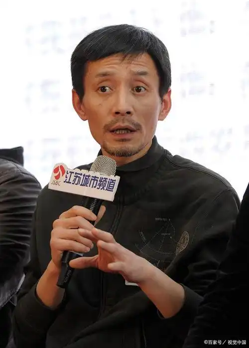 田小洁与妻女温馨出街,继父情深显感动,网友盛赞