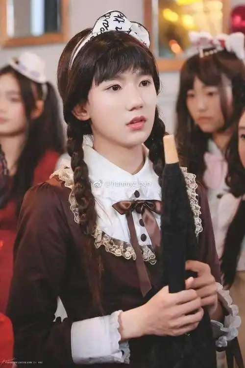 王源[娱乐影响力人物榜78第22名]女装照片,简直是美的不要不要的,梳