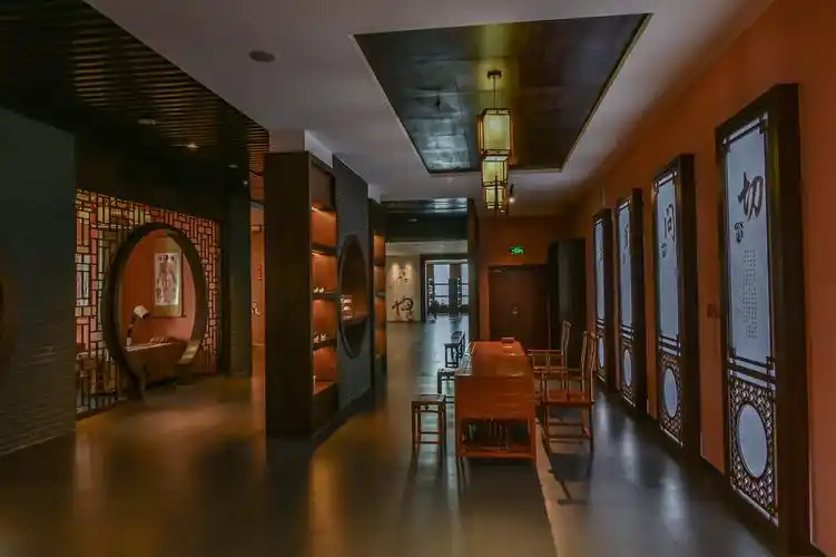 药文化教学和中医药文化传播三大功能于一体,设有模拟药房,中药炮制