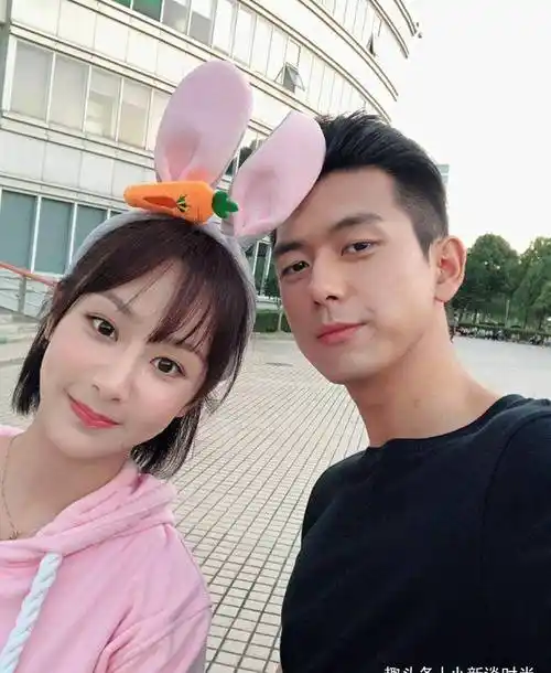 杨紫喜迎28岁生日,李现借机晒甜蜜合照,两人同框亲蜜感十足_造型_西装