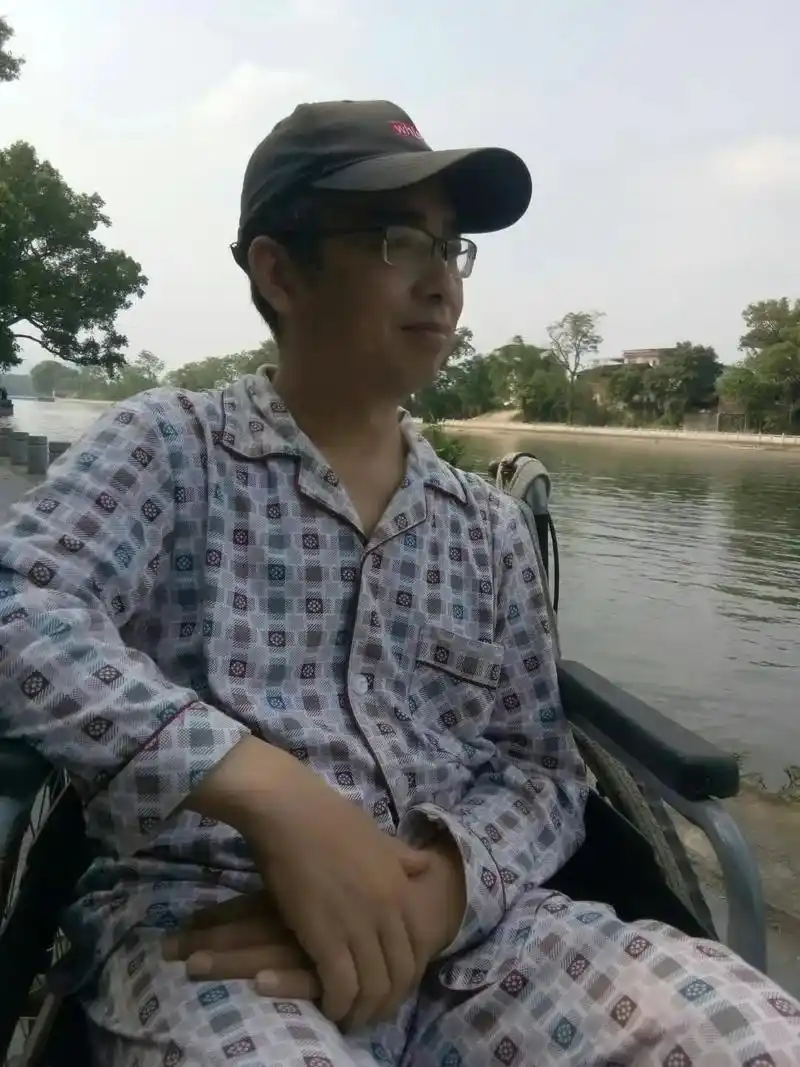 儿子爸爸妈妈,养大了你我们给不了你好的生活,现在你爸爸有病做 - 抖