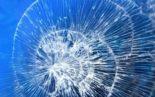 好看的win7屏幕破裂壁纸