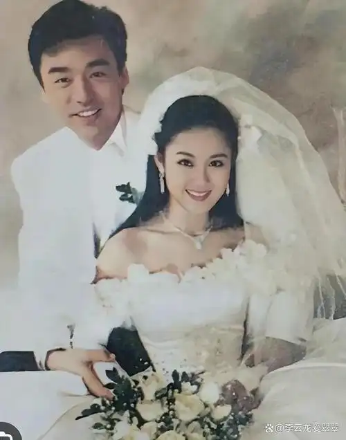 与此同时,由《漫长的季节》导演辛爽亲自执导,章小蕙与杨幂,张艺兴