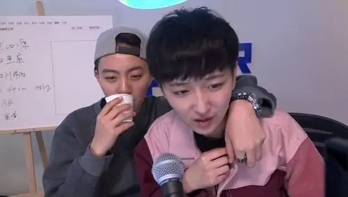 张晓钰探班黄汐源秒变娇羞脸咬耳朵偷谈女生小秘密