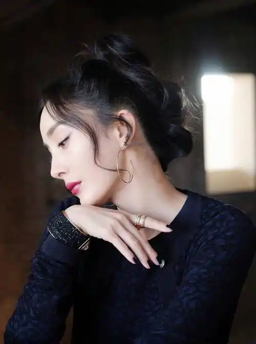 原创杨幂高清写真贵妇姿态太到位了小蛮腰大长腿吸睛五官太漂亮