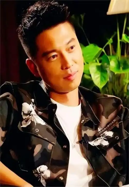 李小萌晒奢侈豪车,穿v领裙成豪门贵妇,与丈夫王雷一直相伴相爱