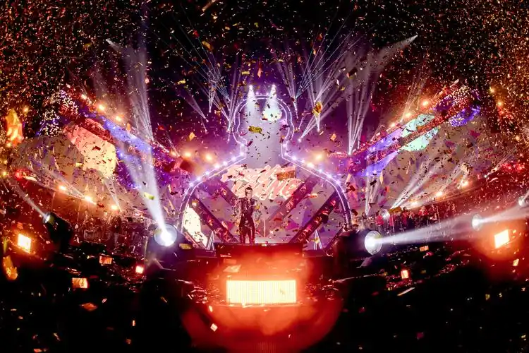 杨坤演唱会重庆站热辣开启现场感谢赵伯翀总导演