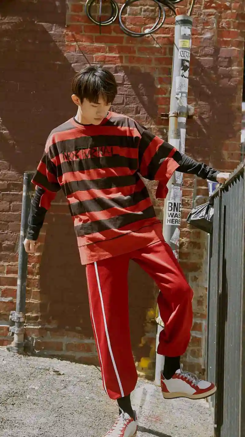 易烊千玺街头运动风写真,帅气迷人