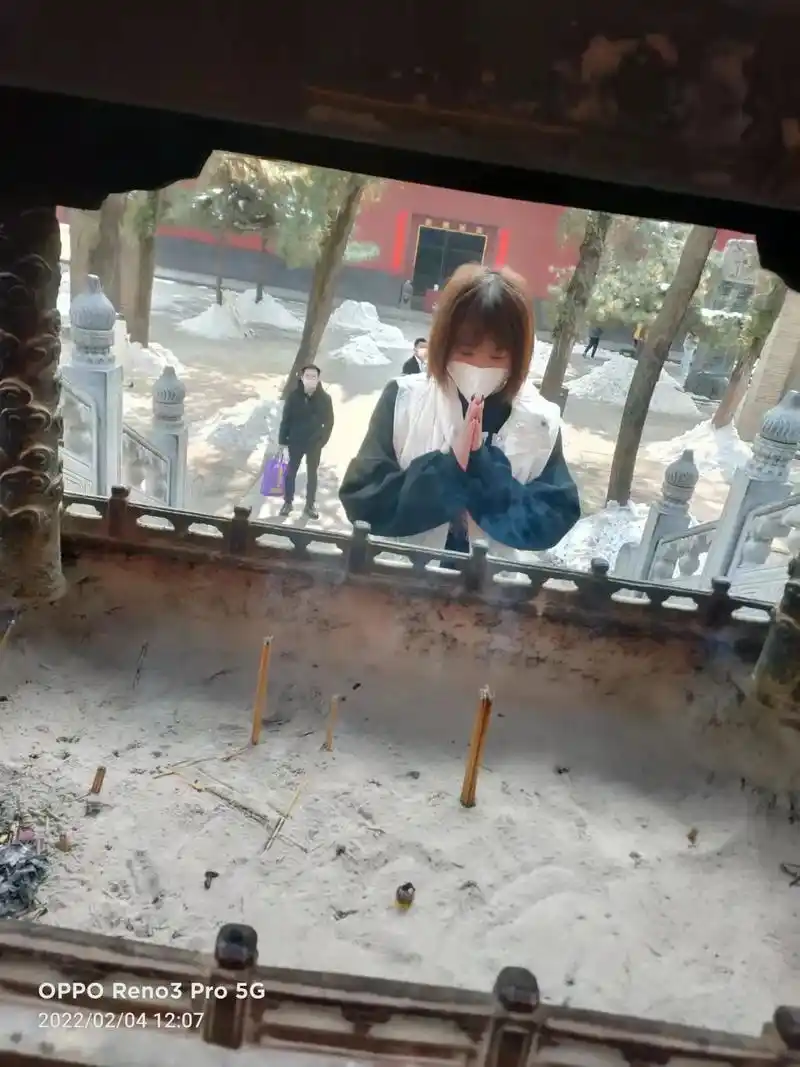 去拜佛之前,满腹贪念,可当真跪在佛前时,大脑一片空白,只愿家 - 抖音