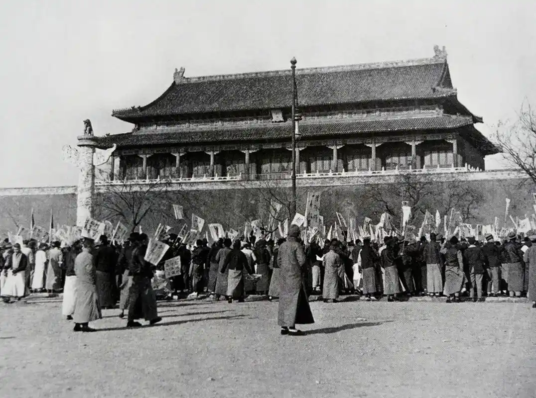 【1919年五四运动,北京示威游行的学生队伍向天安门进发】 历史是需要