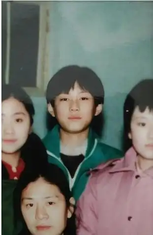 国家一级演员靳东的低调情史:错的时间遇见江珊,后娶二婚的李佳