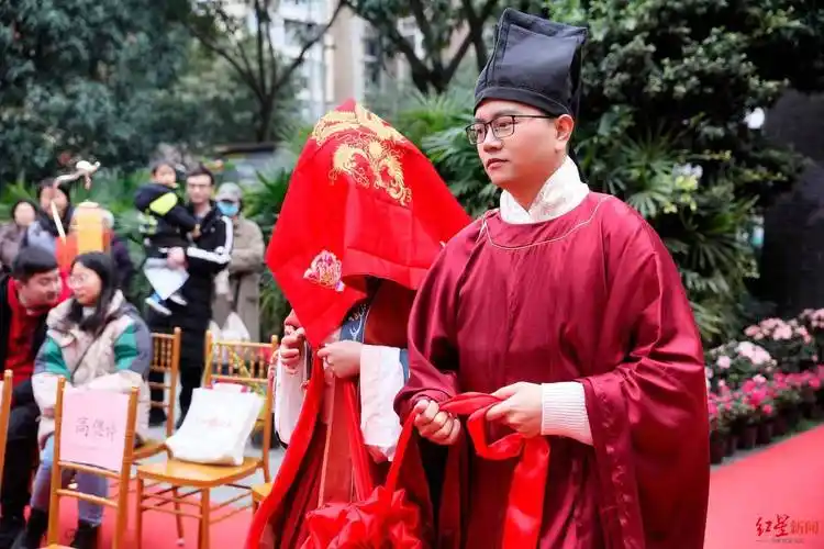 挑盖头,合卺礼,插簪礼……这场元宵节里的中式婚礼"齁甜"_新人_武侯区