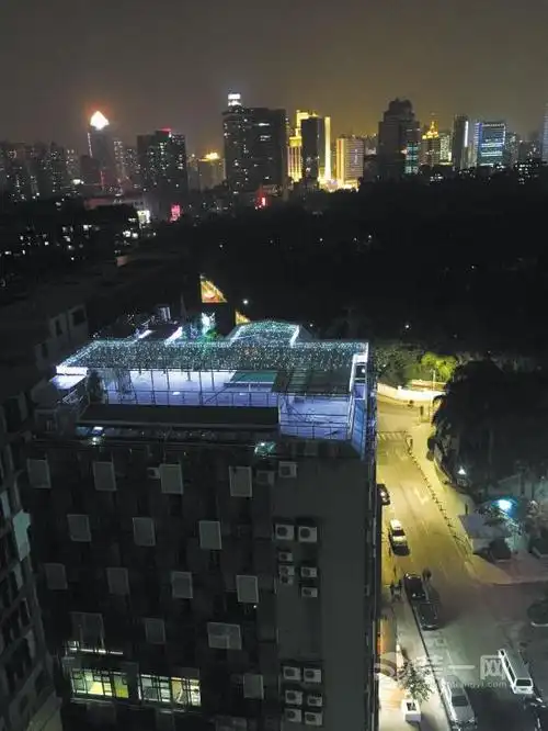 广州某大楼天台加盖三年装修不停歇 改造还是违建?