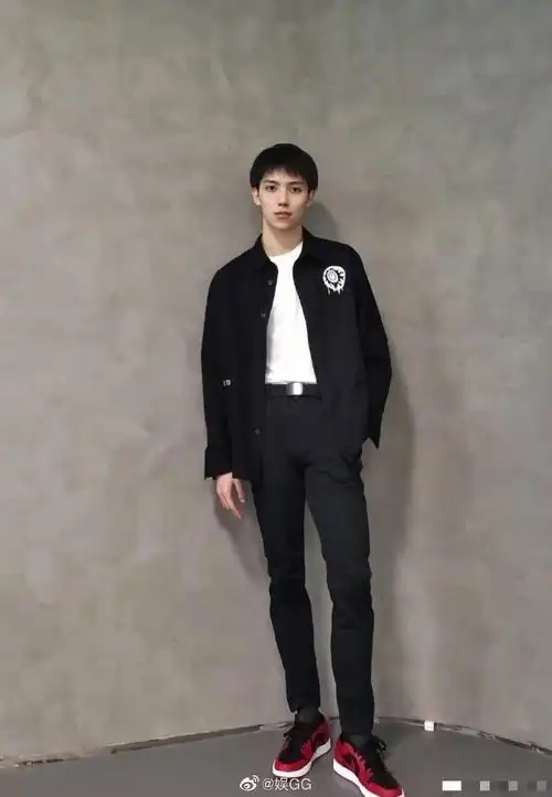 易烊千玺室友周政杰罗一舟组团都确定来青. 来自娱gg - 微博