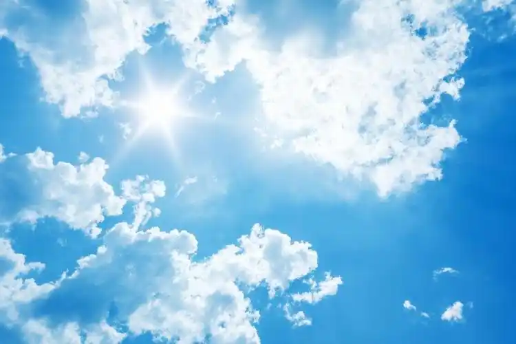 蓝色天空中的太阳和白云