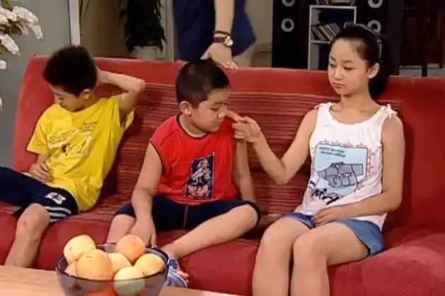 《家有儿女》(2005)中的三个小孩:夏雪(杨紫饰),刘星(张一山饰),与