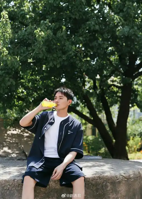 出道27年##曹骏27年前vs27年后#曹骏@曹骏neil最新民族风写真大片公开