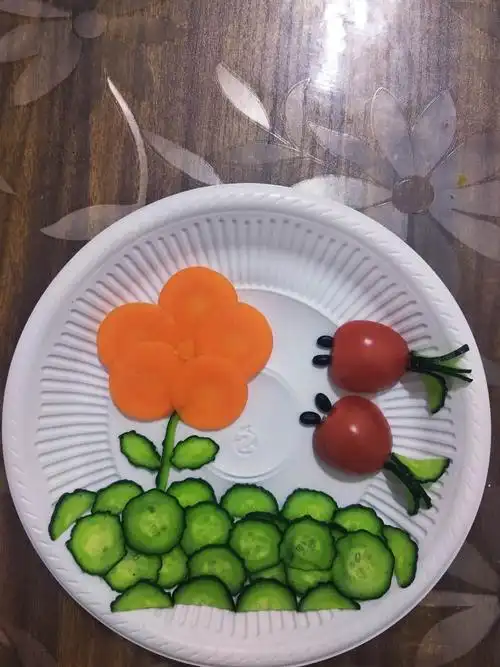 胡萝卜片用来做小花 黄瓜做小草和鱼尾巴 黑豆用来做鱼儿的眼睛