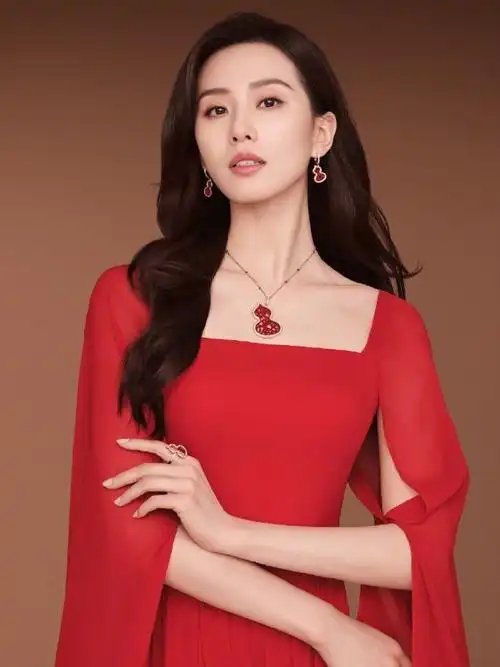 刘诗诗新年红造型新鲜出炉,一袭红裙飘逸若仙,美艳动人