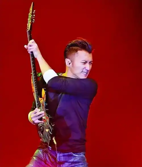 为什么谢霆锋那么爱王菲?你看他14岁做了什么就懂了