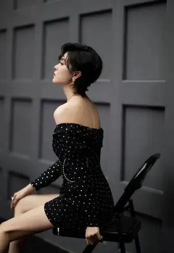 郁可唯才是"性感女神",穿一袭露肩波点裙出镜,美得让人心醉