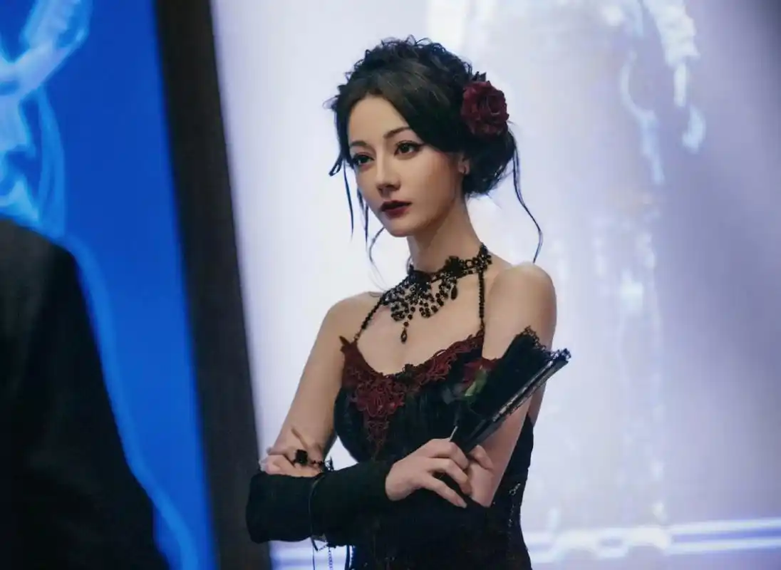 迪丽热巴暗夜玫瑰造型又美出新高度,真是好伟大的一张脸啊,热巴简直就