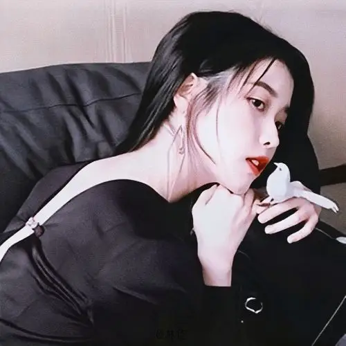 "我会杀了所有小丑卡牌,成为最后的国王,王冠和我,都属于我的小孩"