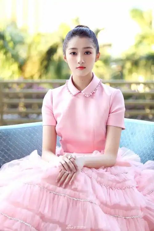 组图关晓彤化身小公主粉色长裙少女风