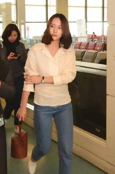 郑秀晶发福变胖 把衣服裤子撑成这样