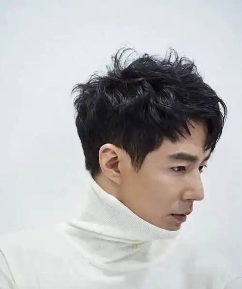 肌肉男:赵寅成杂志图-小虾米