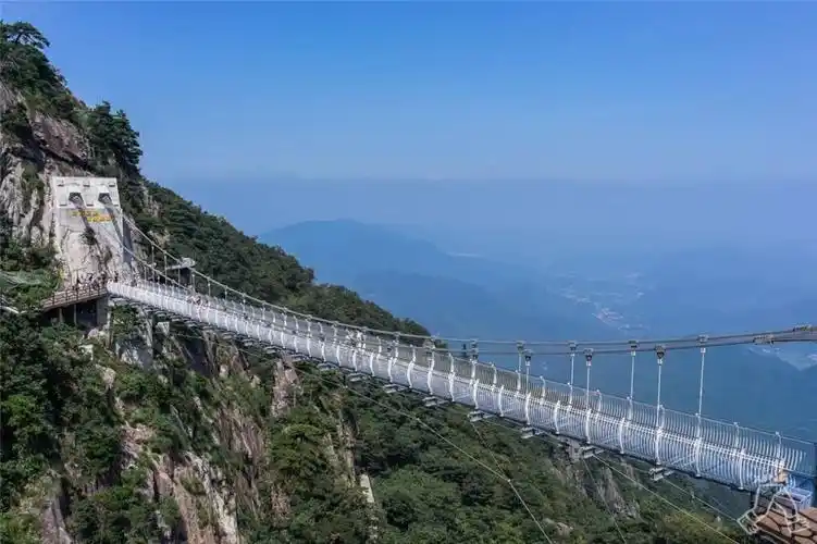 凌空飞步.全玻璃栈桥…更有滑翔伞.无动力滑草等10 项目刺激到尖叫!