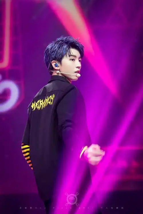 [tfboys][新闻]170814 王俊凯衣品解析 蓝发少年倾城时光