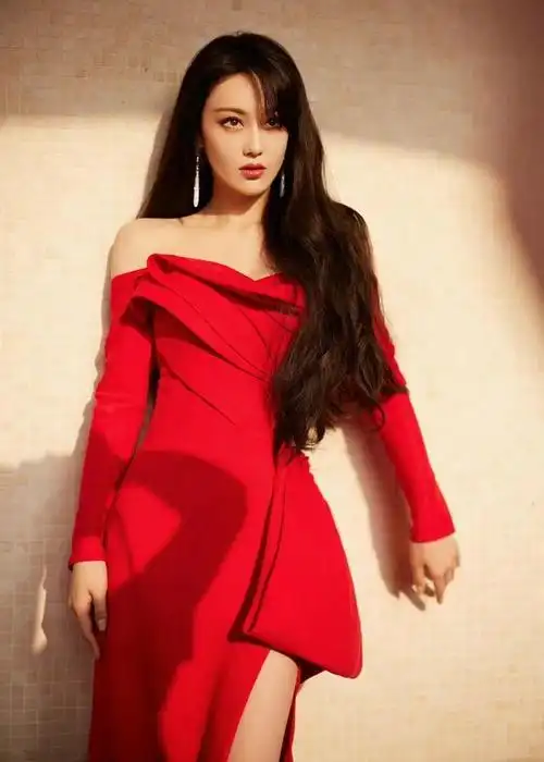 张馨予红裙美图