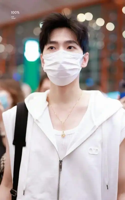 杨洋出发看秀机场路透~ 白色无袖连帽衫 牛仔裤造型