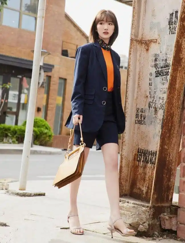 离了陈翔的毛晓彤,西装 五分裤 高跟鞋,简直帅到没朋友!
