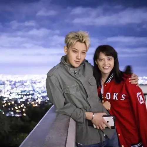 q4:黄子韬他爸爸为他妈妈留下12家公司,他妈妈的一生究竟有多传奇?