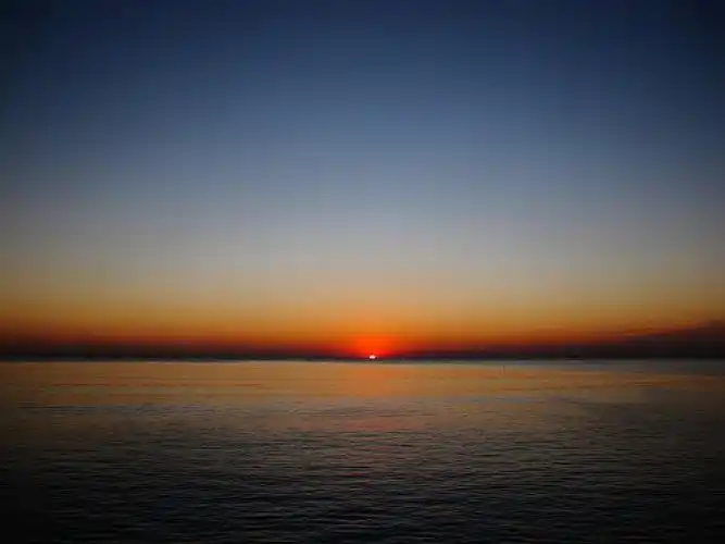 山东-荣成-海上日出住荣成一个叫什么花斑彩石的景点旁边,离海边不过